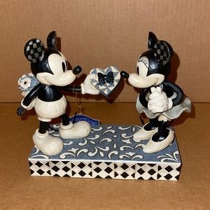 Disney Mickey & Minnie Sweetheart showcase collection